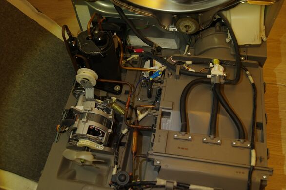 The base from above: compressor, drive motor with belt idler and fan, hoses and the coil housing
